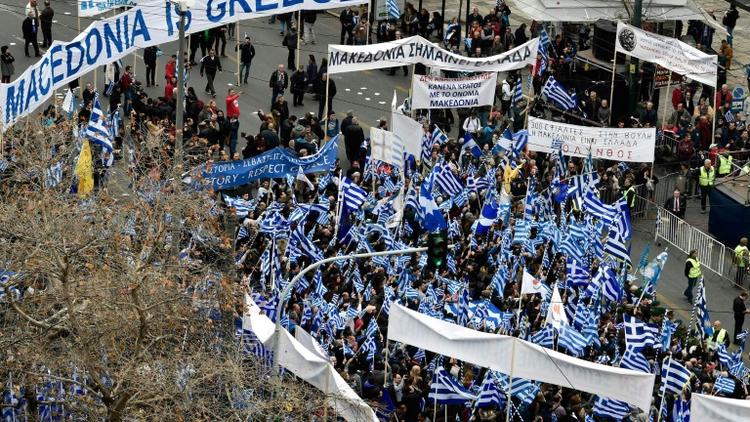 Des manifestants défilent à Athènes contre un compromis sur le nom de la Macédoine, envisagé par le gouvernement, le 4 février 2018 [LOUISA GOULIAMAKI / AFP]