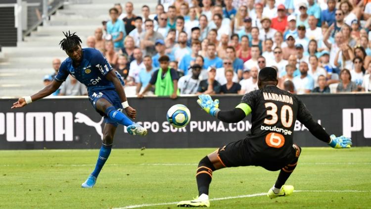 L'attaquant de Reims Boulaye Dia marque face au gardien de l'OM Steve Mandanda, le 10 août 2019 au Vélodrome [GERARD JULIEN / AFP]