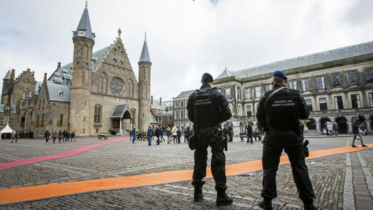 La police militaire hollandaise monte la garde lors d'une patrouille à La Haye, le 23 mars 2016 [Bart Maat / ANP/AFP/Archives]