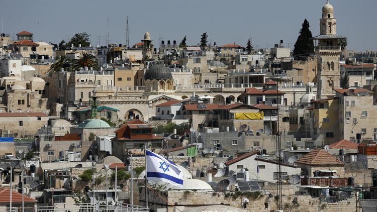 Un drapeau israélien flotte sur la vieille ville de Jérusalem le 17 avril 2014  [Thomas Coex / AFP/Archives]