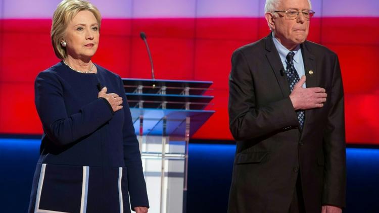 Les deux candidats à la primaire démocrate, Hillary Clinton (gauche) et Bernie Sanders (droite), avant un débat à Flint, Michigan, le 6 mars 2016 [Geoff Robins / AFP]