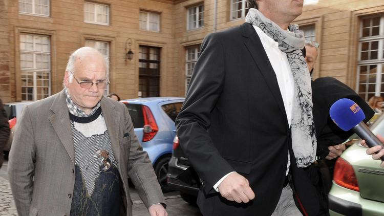 Henri Leclaire (g) et son avocat Thomas Hellenbrand (d) arrivent le 1er avril 2014 au tribunal de Metz pour assister au procès de Françis Heaulme dans l'affaire du double meurtre de Montigny [Jean-Christophe Verhaegen / AFP/Archives]