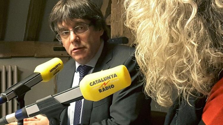 Carles Puigdemont lors d'un interview à la radio publique catalane à Bruxelles, le 7 novembre 2017 [Handout / CATALUNYA RADIO/AFP]