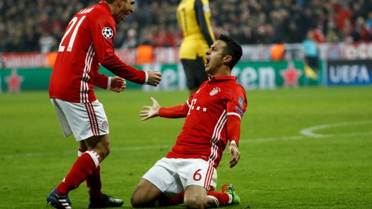Le milieu du Bayern Munich Thiago Alcantara exulte après son premier but contre Arsenal en Ligue des champions, le 15 février 2017 à l'Allianz Arena [Odd ANDERSEN / AFP]