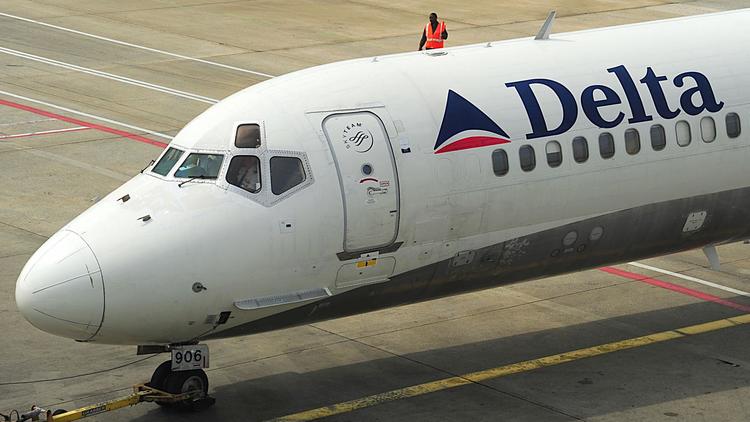 La compagnie aérienne américaine Delta a annoncé mardi suspendre ses vols vers Israël en raison des tensions dans la région [Karen Bleier / AFP/Archives]