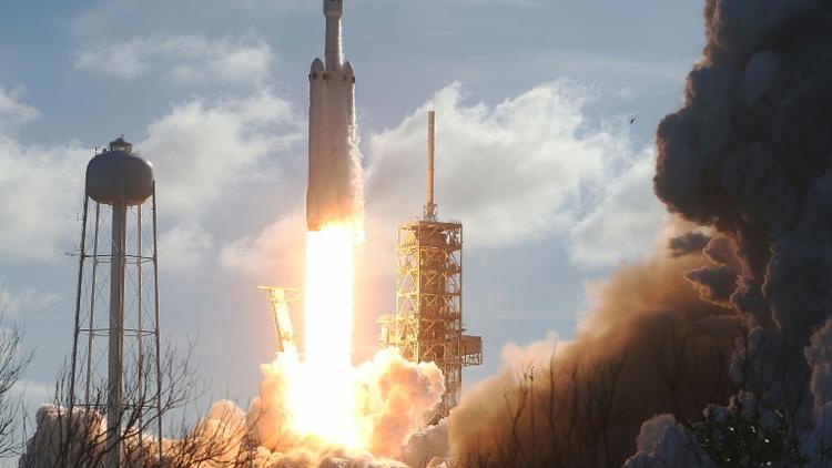 La fusée Falcon Heavy de SpaceX lors de son vol inaugural à Cap Canaveral. C'est la plus grosse fusée en exploitation actuellement [JOE RAEDLE / GETTY IMAGES NORTH AMERICA/AFP/Archives]