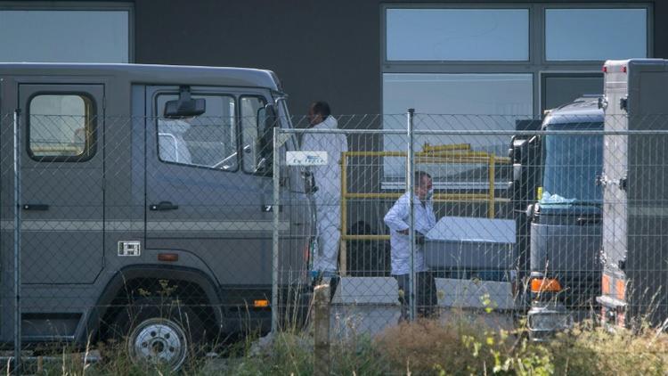 Les cercueils de migrants retrouvés morts dans un camion sont évacués, le 28 août 2015, à Nickelsdorf en Autriche [Vladimir Simicek / AFP]