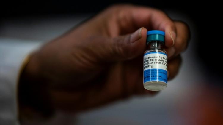 Une infirmière prépare un vaccin contre la rougeole, les oreillons et la rubéole, le 5 avril 2019 à New York [Johannes EISELE / AFP/Archives]