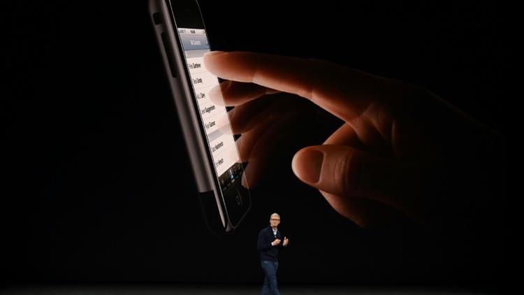 Le PDG d'Apple Tim Cook présente le nouvel iPhone 8 le 12 septembre 2017 au siège californien de l'entreprise, à Cupertino [Josh Edelson / AFP]