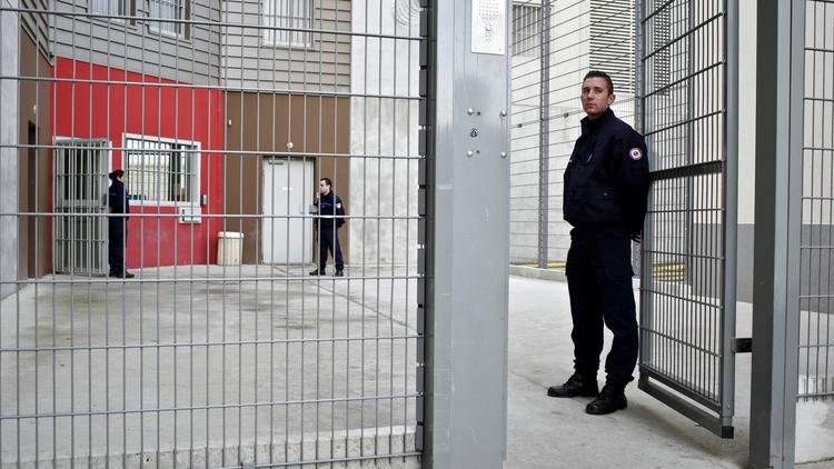 Des surveillants en faction le 4 février 2010 à la Maison d'arrêt de Lyon-Corbas à Lyon [Jean-Philippe Ksiazek / AFP/Archives]
