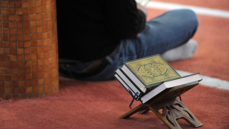 Un fidèle en prière à la mosquée Sunna le 20 novembre 2015 à Brest [Fred TANNEAU / AFP/Archives]