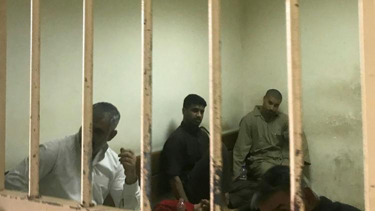 Le jihadiste belge Tarik Jadaoun (D), connu sous le nom de Abou Hamza al-Belgiki, dans l'attente de sa comparution devant un tribunal de Bagdad, le 10 mai 2018 [Ammar Karim / AFP/Archives]