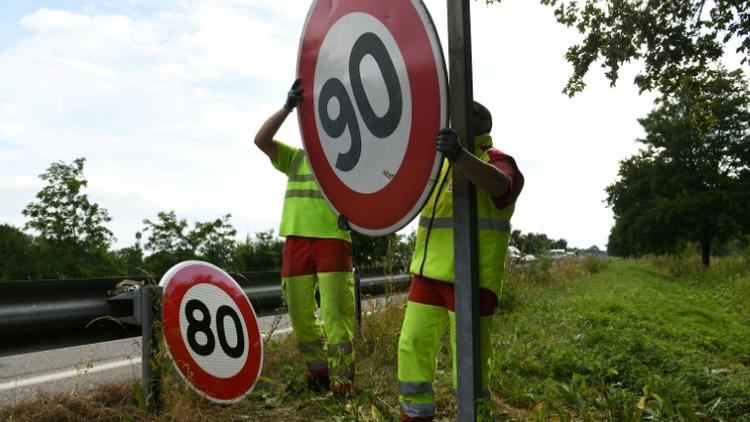 Remplacement le 29 juin 2018 des panneaux de signalisation avant la limitation à 80 km/h  [SEBASTIEN BOZON / AFP]