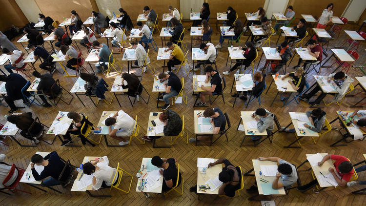 Des élèves de terminale lors d'une épreuve du baccalauréat, à Strasbourg, le 18 juin 2018. 