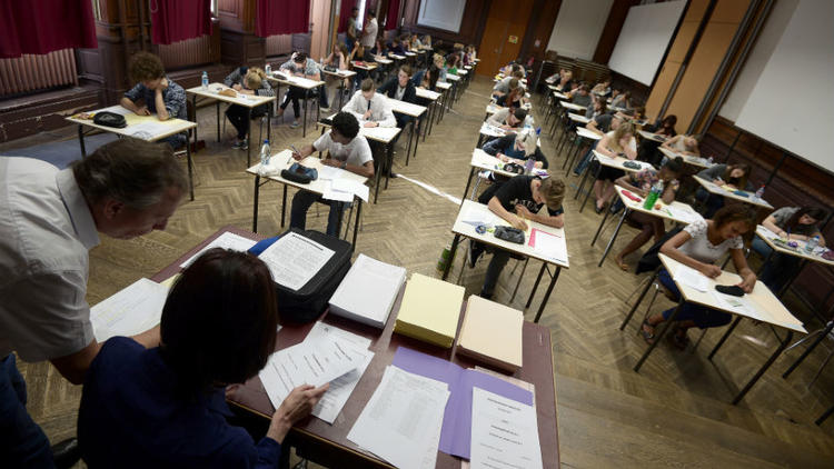L'examen du baccalauréat démarre traditionnellement par l'épreuve de philosophie, comme ici dans un lycée strasbourgeois, le 16 juin 2014. 
