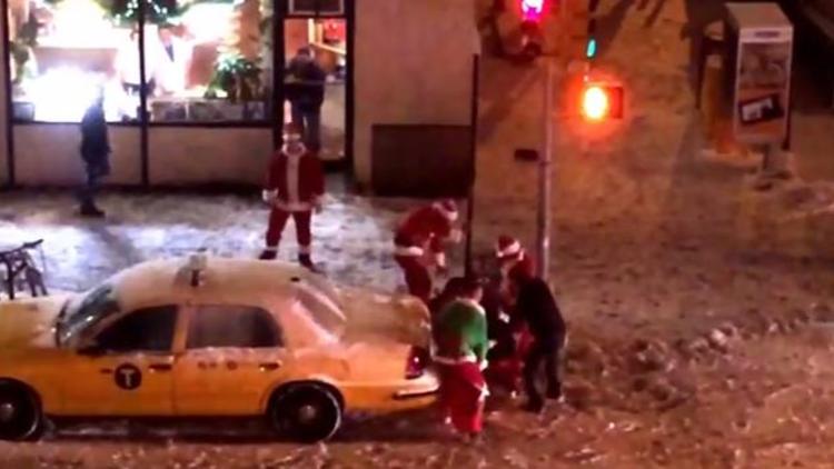 Une bagarre de Pères Noël à New York le 14 décembre 2013