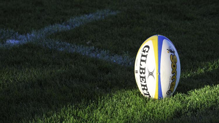 Le ballon de rugby se distingue grâce à sa forme ovale.
