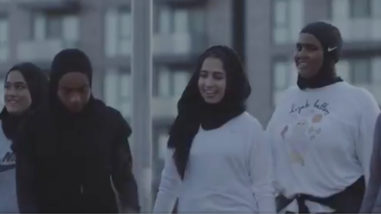 Les basketteuses présentes dans la vidéo promotionnelle sont membres des Hijabi Ballers.