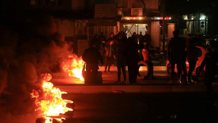 Des manifestants irakiens brûlent des pneus à Kerbala, au sud de Bagdad, le 22 décembre 2019 [Mohammed SAWAF / AFP]