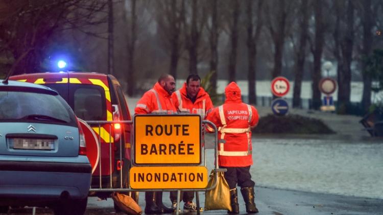 Des pompiers bloquent l'accès à une route inondée, le 13 décembre 2019 à Peyrehorade, dans les Landes [GAIZKA IROZ / AFP]