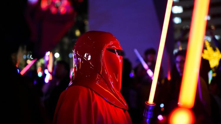 Un fan de Star Wars déguisé en garde impérial, le 18 décembre 2015 à Los Angeles [ROBYN BECK / AFP/Archives]