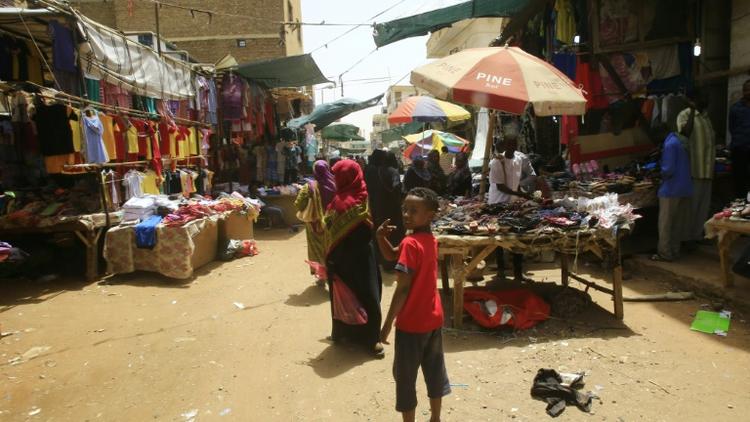 Des habitants au marché d'Omdurman, le 8 juin 2019 près de Khartoum, au Soudan [Ashraf SHAZLY / AFP]