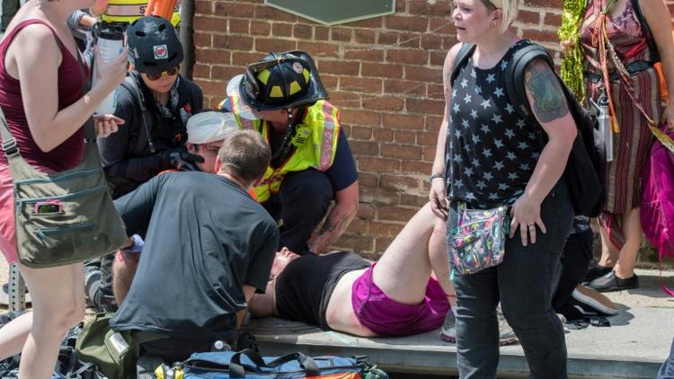 Des victimes recoivent des soins après qu'une voiture a foncé dans la foule, le 12 août 2017 à Charlottesville (Virginie)  [PAUL J. RICHARDS / AFP]