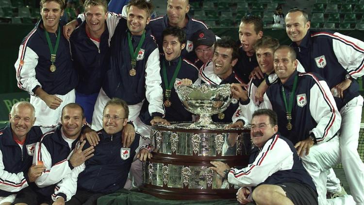 L'équipe de France victorieuse de la Coupe Davis, le 2 décembre 2001 à Melbourne [GREG WOOD / AFP/Archives]