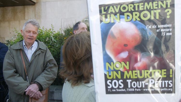 SOS Tout petit, manifeste avec une cinquantaine de militants anti-avortement à proximité du planning familial, le 24 avril 2004 à Paris. [Gabriel Bouys / AFP/Archives]