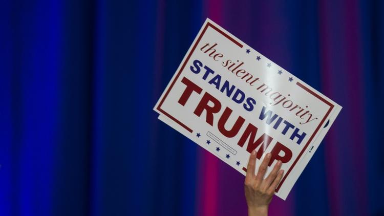 Un supporter brandit une pancarte pro-Trump pendant les primaires républicaines à Spartanburg, Caroline du Sud, le 20 février 2016 [JIM WATSON / AFP]
