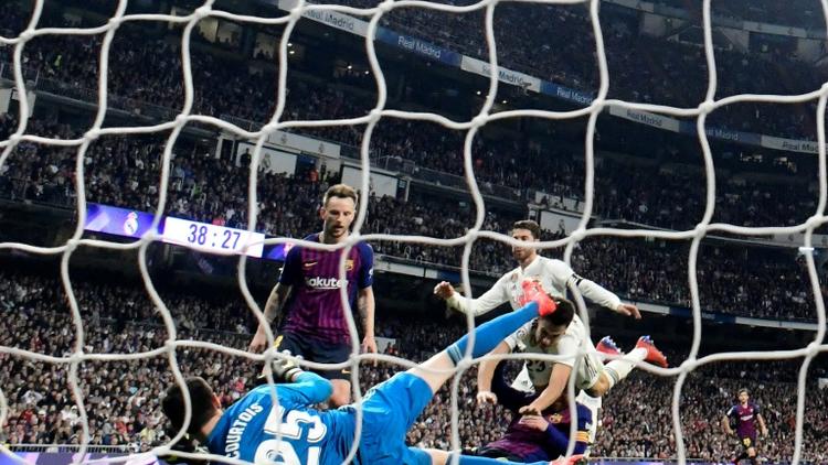 Le milieu de terrain du FC Barcelone Ivan Rakitic (c) buteur lors de la victoire sur le Real Madrid au stade Santiago Bernabeu le 2 mars 2019 [JAVIER SORIANO / AFP]