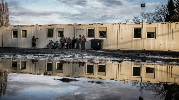 Des familles de Roms, le 23 décembre 2015 à Saint-Genis-les-Ollières, près de Lyon [JEFF PACHOUD / AFP]