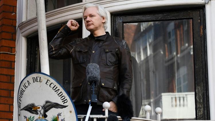 Le fondateur de WikiLeaks Julian Assange au balcon de l'ambassade d'Equateur à Londres, le 29 mai 2017 [Justin TALLIS / AFP/Archives]