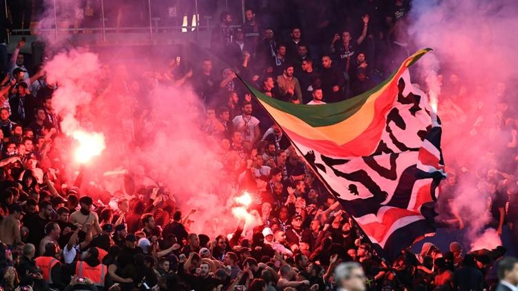 Des fumigènes allumés lors du match entre le PSG et l'Etoile Rouge Belgrade, en Ligue des champions, le 3 octobre 2018 au Parc des Princes [Anne-Christine POUJOULAT             / AFP/Archives]