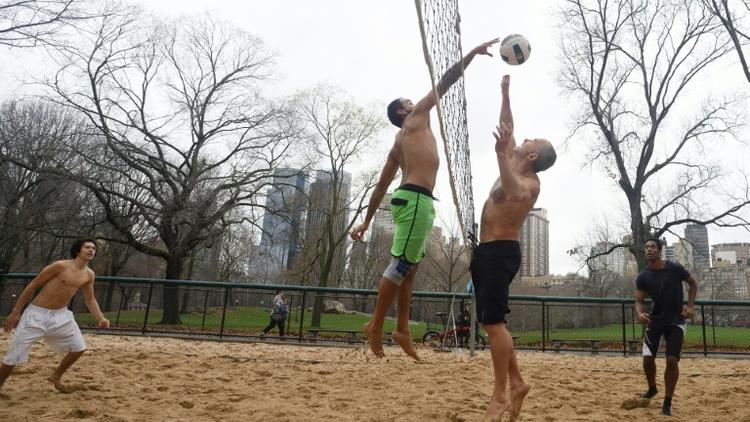 Des gens jouent au volleyball à Central Park, à New York le 24 décembre 2015 [DON EMMERT / AFP]