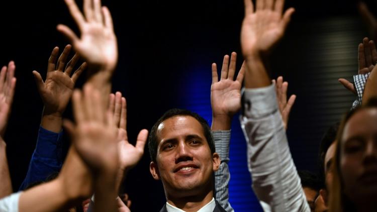 l'opposant vénézuélien Juan Guaido, reconnu président par intérim par une cinquantaine de pays, accueilli par des étudiants le 11 février 2019 à Caracas [YURI CORTEZ / AFP]