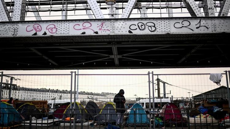 325 personnes ont été évacuées d'un campement situé sous la ligne 2 du métro à Paris.