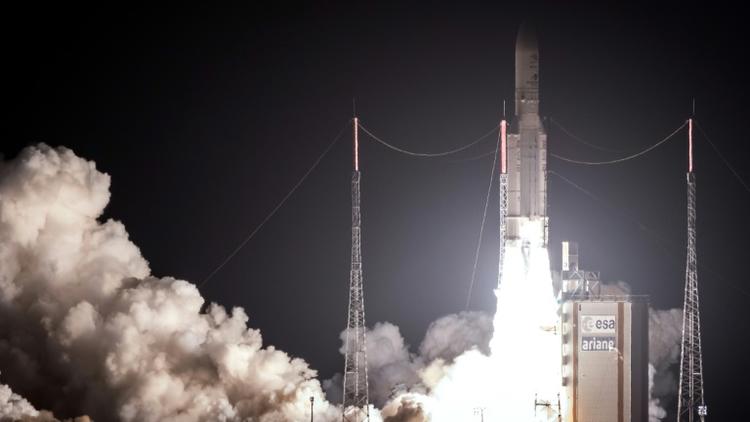 Une fusée Ariane 5 décolle du centre spatial de Kourou en Guyane française, le 19 octobre 2018 [jody amiet / AFP]