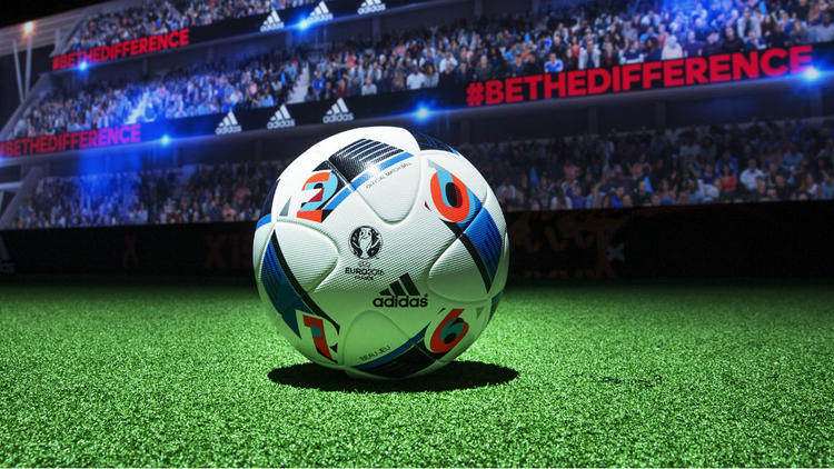 Le ballon officiel de l'Euro 2016 se nomme "Beau jeu". 