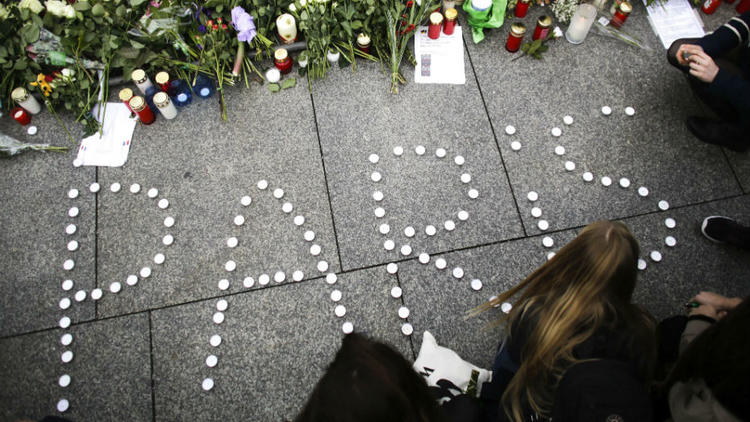 Les hommages de simples anonymes se multiplient dans le monde entier depuis les attaques de vendredi soir. 
