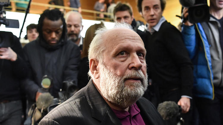 Sur cette photo, prise le 13 janvier 2020, Bernard Preynat, un ancien prêtre accusé d'agressions sexuelles, attend au début de son procès au palais de justice de Lyon. 