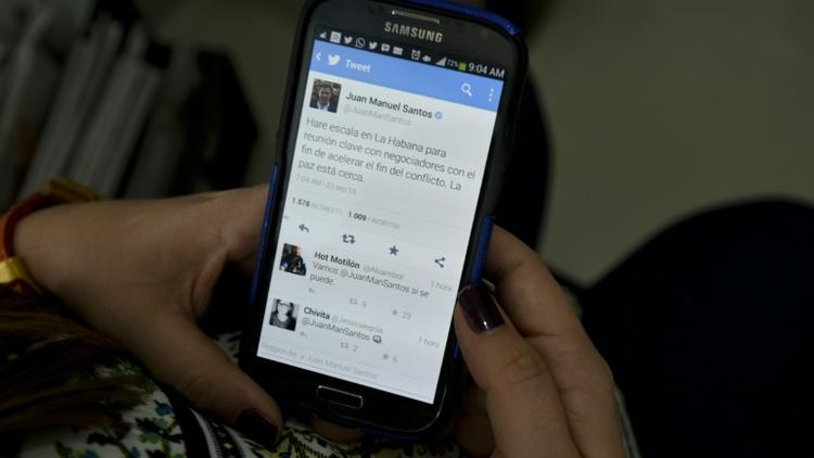 Un message sur le compte officiel Twitter du président colombien Juan Manuel Santos, disant "la paix est proche", le 23 septembre 2015 [Luis Robayo / AFP]