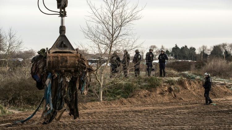Un bulldozer est à l'oeuvre le 18 janvier 2016 dans le camp de "la Jungle", à Calais, dans le nord de la France [PHILIPPE HUGUEN / AFP]