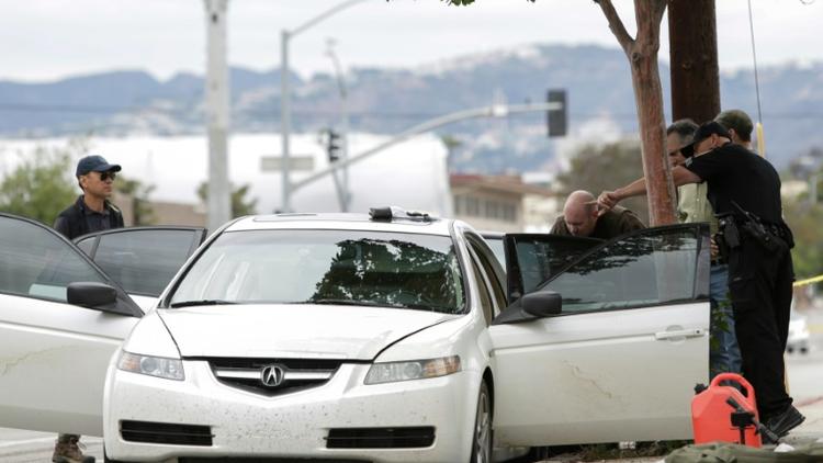 Des policiers inspectent un véhicule qui pourrait appartenir à un homme arrêté transportant un arsenal d'armes et d'explosifs, à Santa Monica, le 12 juin 2016  [Jason Redmond / AFP]