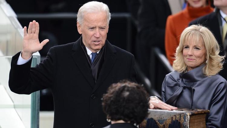 Joe Biden, à l'époque vice-président américain, prête serment lors de la 57e cérémonie d'investiture présidentielle au Capitole, le 21 janvier 2013, à Washington. 