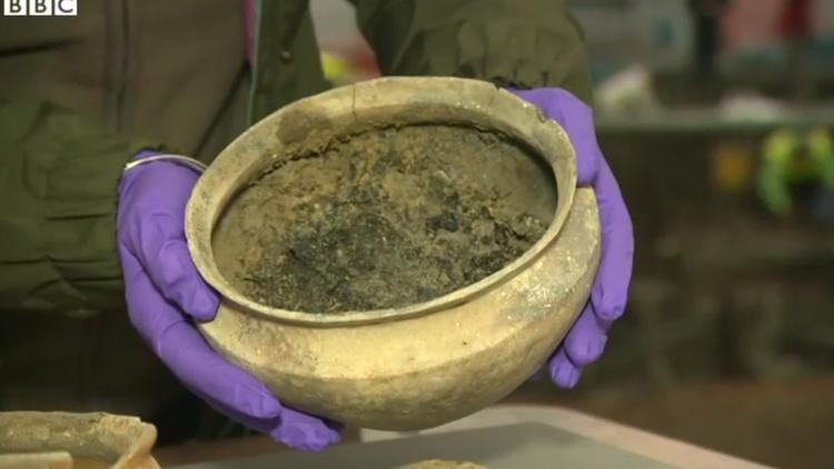 Les archéologues ont découvert des bols contenant des repas. 