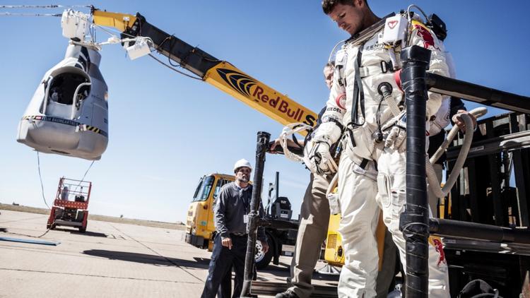 Felix Baumgartner sort  le 9 octobre 2012 de la capsule à Roswell au Nouveau-Mexque 
