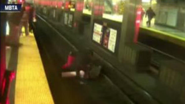 L'incroyable sauvetage d'un homme ivre tombé sur les rails du métro