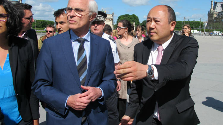 Le préfet de police, Bernard Boucault, avec un représentant de l'ambassade de Chine, le 5 juin au Louvre.