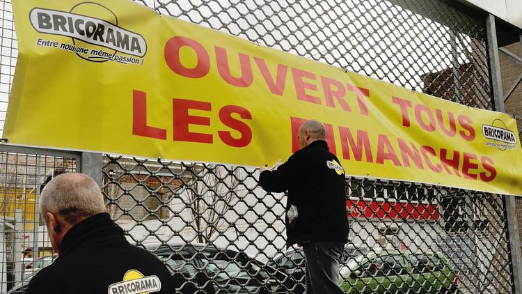Des emplyés de Bricorama installent une banderole, à Lille le 3 janvier 2014 [Philippe Huguen / AFP/Archives]